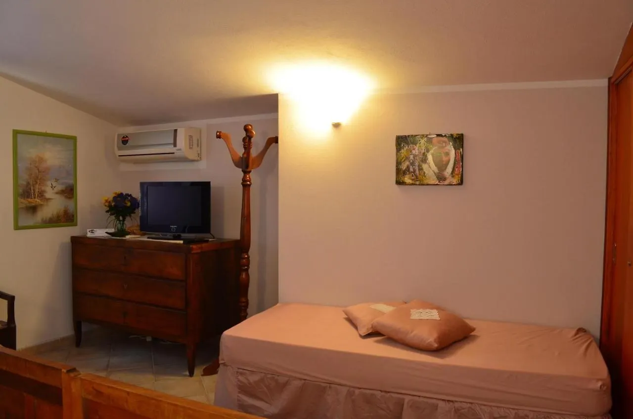 B&B Belvedere SantʼAntìoco Couette-café